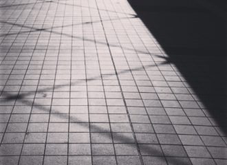 朝霧駅の海へ向かう橋