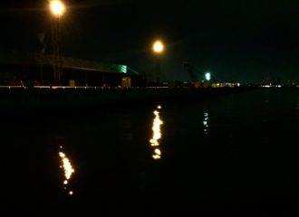 夜の港の写真