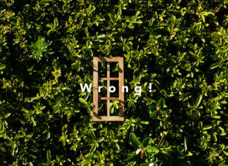 緑の中にあるドアの写真