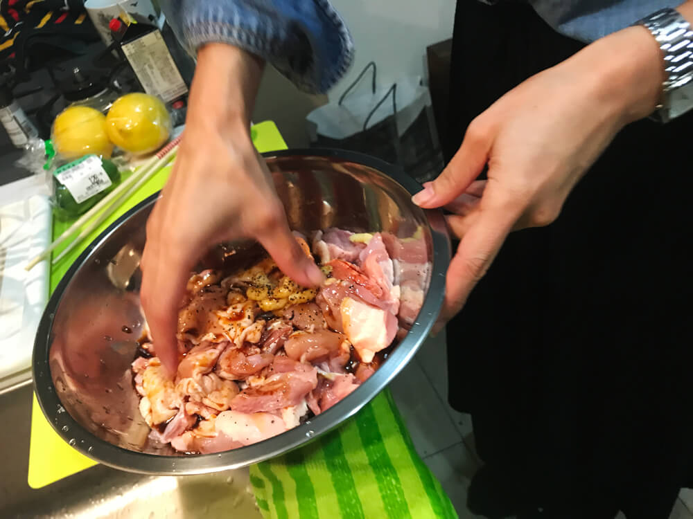 唐揚げの仕込み